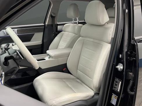Used 2025 Hyundai Santa Fe Limited AWD/4WD image 9