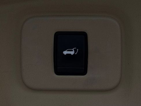 Used 2017 Nissan Pathfinder Platinum w/ Family Entertainment Package image 34