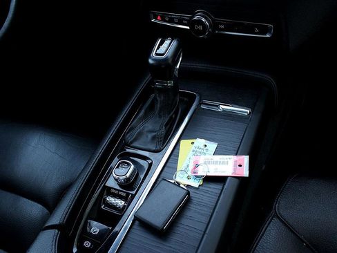 Used 2020 Volvo XC90 T6 Momentum image 29