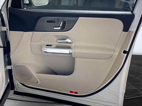 Used 2021 Mercedes-Benz GLB 250 4MATIC image 24