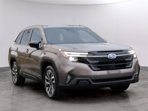 Used 2025 Subaru Forester Touring image 3