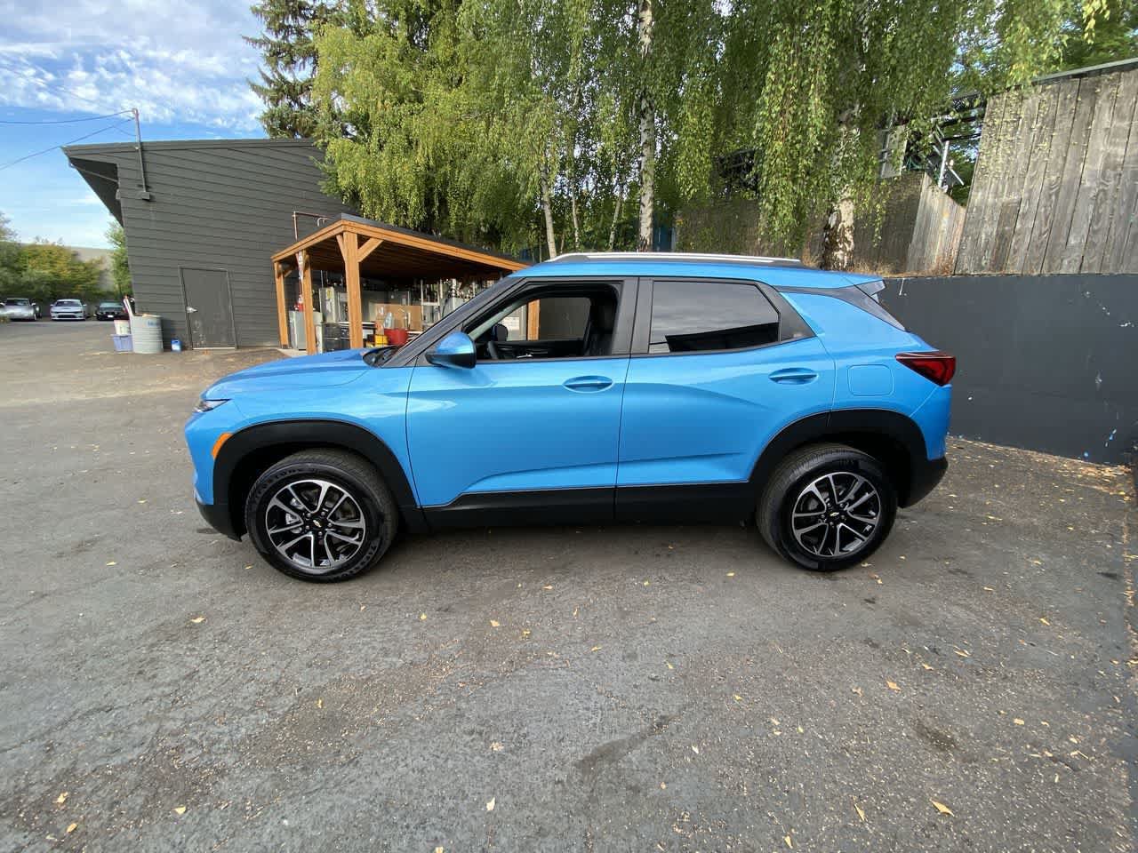 Used 2025 Chevrolet TrailBlazer LT AWD/4WD image 3