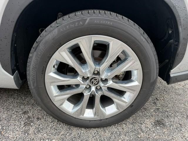 Used 2023 Toyota Highlander Limited FWD image 3