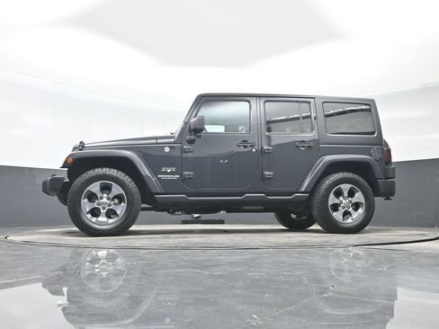 Used 2017 Jeep Wrangler Unlimited Sahara w/ Dual Top Group AWD/4WD image 27