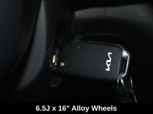 Used 2025 Kia Soul LX w/ LX Technology Package FWD image 17