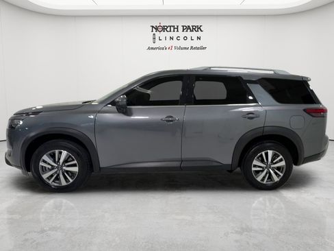 Used 2025 Nissan Pathfinder SL FWD image 2