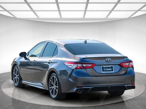 Used 2020 Toyota Camry SE w/ Sunroof Package image 2