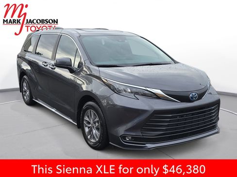 Used 2025 Toyota Sienna XLE image 5