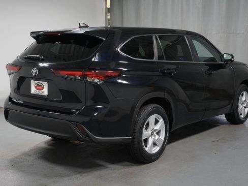 Certified 2024 Toyota Highlander LE FWD image 8