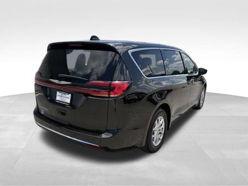 Used 2025 Chrysler Pacifica Select FWD image 2