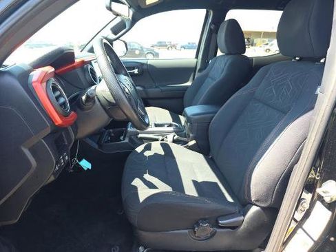 Used 2017 Toyota Tacoma TRD Off-Road w/ Tow Package (A/T) image 4