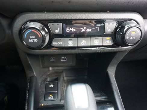 Used 2023 Nissan Kicks SR w/ SR Premium Package FWD image 11