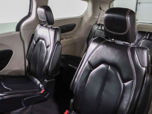 Used 2023 Chrysler Pacifica Touring-L FWD image 25