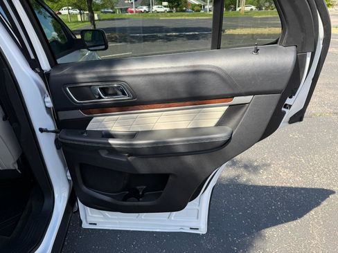 Used 2016 Ford Explorer Platinum image 22