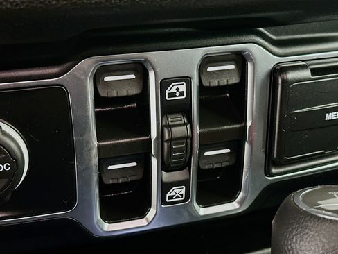 Used 2024 Jeep Wrangler Unlimited w/ Convenience Group AWD/4WD image 15