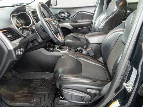 Used 2018 Jeep Cherokee Trailhawk w/ Cold Weather Group AWD/4WD image 10