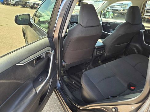 Used 2022 Toyota RAV4 LE AWD/4WD image 17