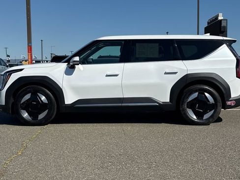 Certified 2024 Kia EV9 Light Long Range RWD image 9