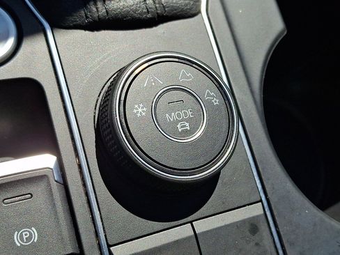 Used 2020 Volkswagen Atlas Cross Sport SE w/ Towing Package image 24