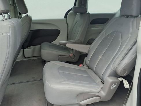 Used 2017 Chrysler Pacifica Touring w/ Tire & Wheel Group FWD image 22
