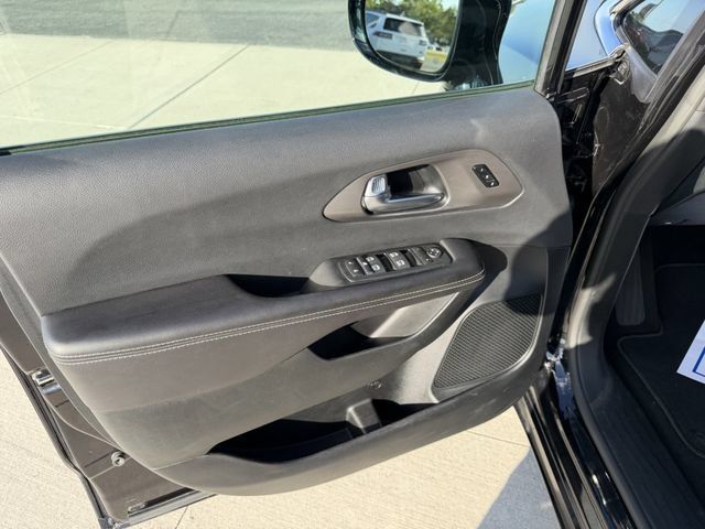 Used 2026 Chrysler Pacifica Select FWD image 16