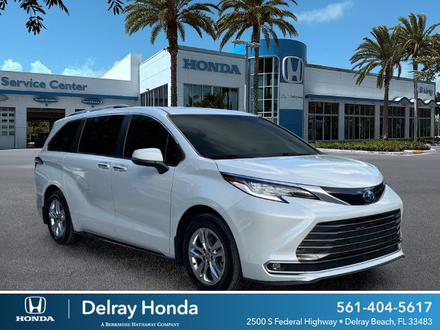 Used 2025 Toyota Sienna Limited FWD image 1