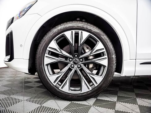 Certified 2025 Audi Q8 Prestige AWD/4WD image 4