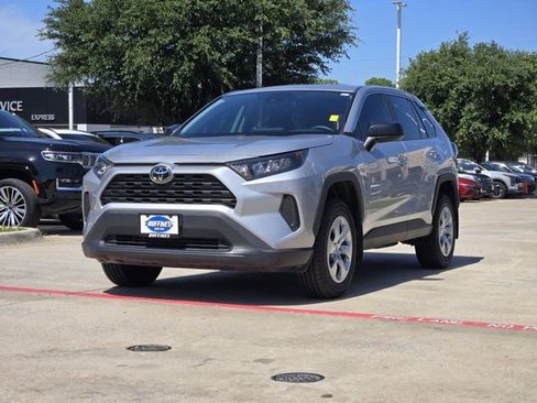 Used 2022 Toyota RAV4 LE FWD image 3