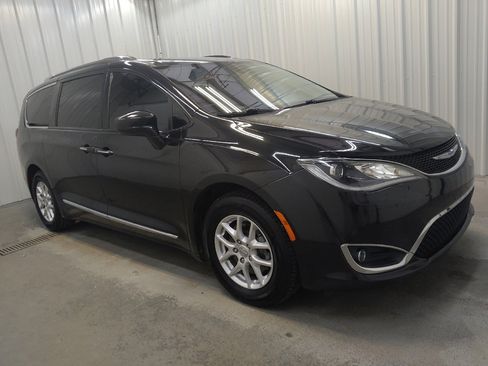 Used 2020 Chrysler Pacifica Touring-L FWD image 11