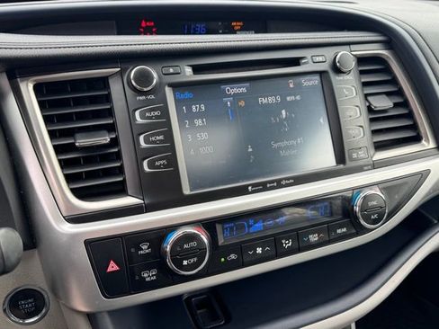 Used 2017 Toyota Highlander XLE image 25