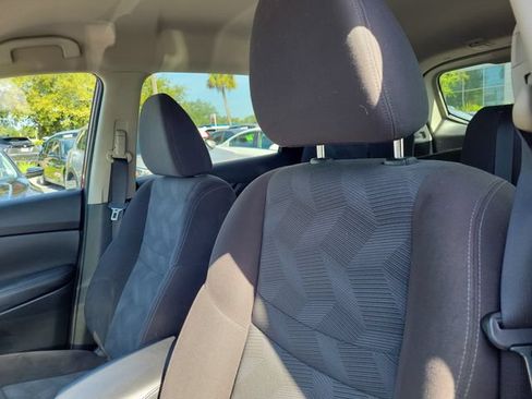 Used 2016 Nissan Rogue SV FWD image 19