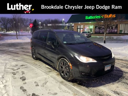 Used 2020 Chrysler Pacifica Touring-L Plus image 1