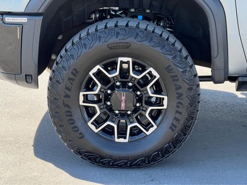 Used 2025 GMC Sierra 2500 AT4X AWD/4WD image 13