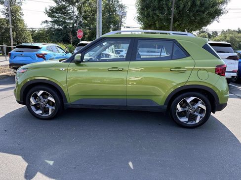 Used 2024 Hyundai Venue SEL FWD image 2