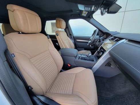 Used 2025 Land Rover Discovery Dynamic SE image 21