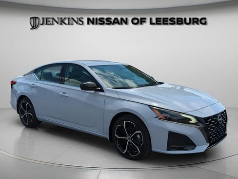 Used 2025 Nissan Altima 2.5 SR FWD image 2