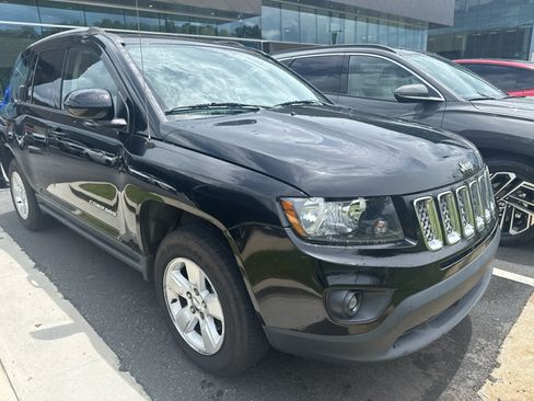 Used 2017 Jeep Compass Latitude FWD image 1