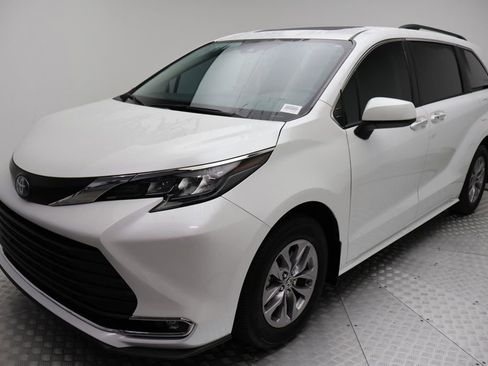 Used 2024 Toyota Sienna XLE image 2