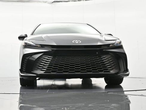 Used 2025 Toyota Camry SE image 40