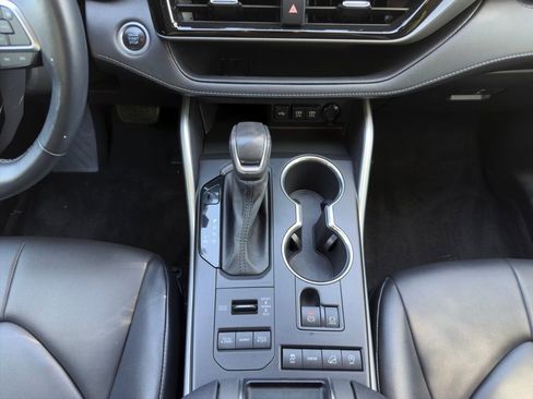 Used 2021 Toyota Highlander XLE AWD/4WD image 2