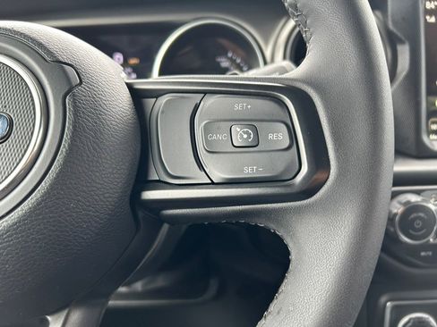 Used 2023 Jeep Wrangler Unlimited w/ Sun & Screen Package image 28