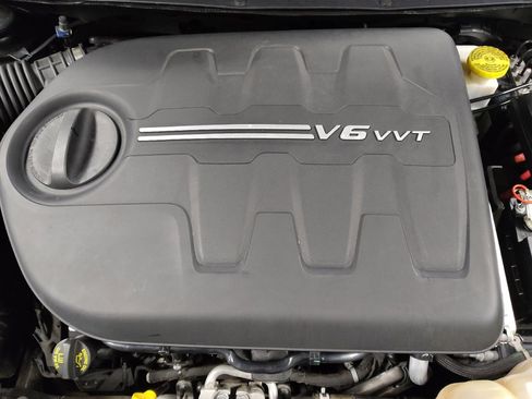 Used 2019 Jeep Cherokee Overland w/ Technology Group image 30