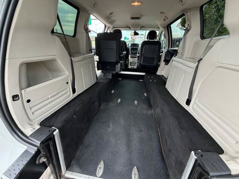 Used 2019 Dodge Grand Caravan SE FWD image 12