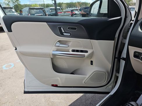 Used 2021 Mercedes-Benz GLA 250 w/ Premium Package image 31