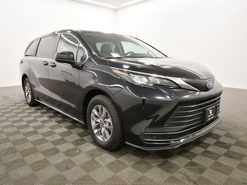 Used 2024 Toyota Sienna LE image 10