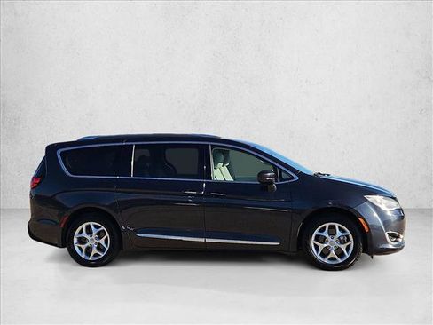 Used 2020 Chrysler Pacifica Touring-L Plus w/ Tire & Wheel Group FWD image 4