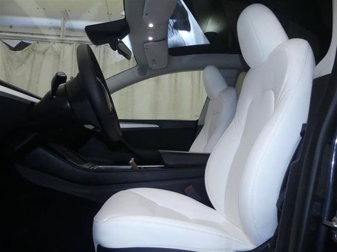 Used 2024 Tesla Model Y Long Range AWD/4WD image 19