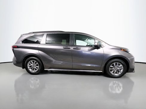 Used 2023 Toyota Sienna LE image 3
