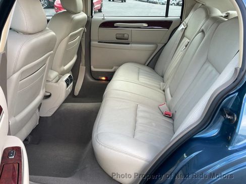 Used 2003 Lincoln Town Car Signature RWD image 10