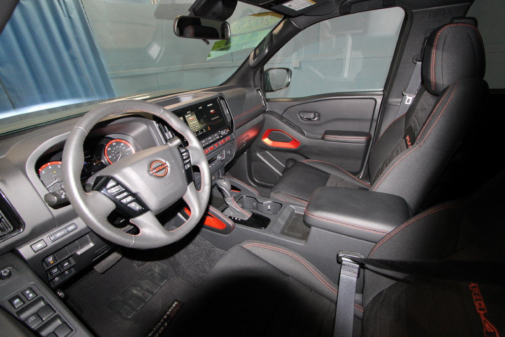 Used 2025 Nissan Frontier PRO-4X AWD/4WD image 2